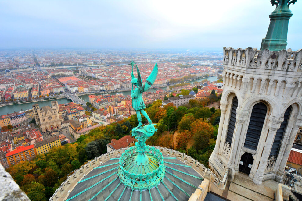 Vue panoramique de Lyon depuis la basilique de Fourvière, avec la statue de l'archange sur le dôme.