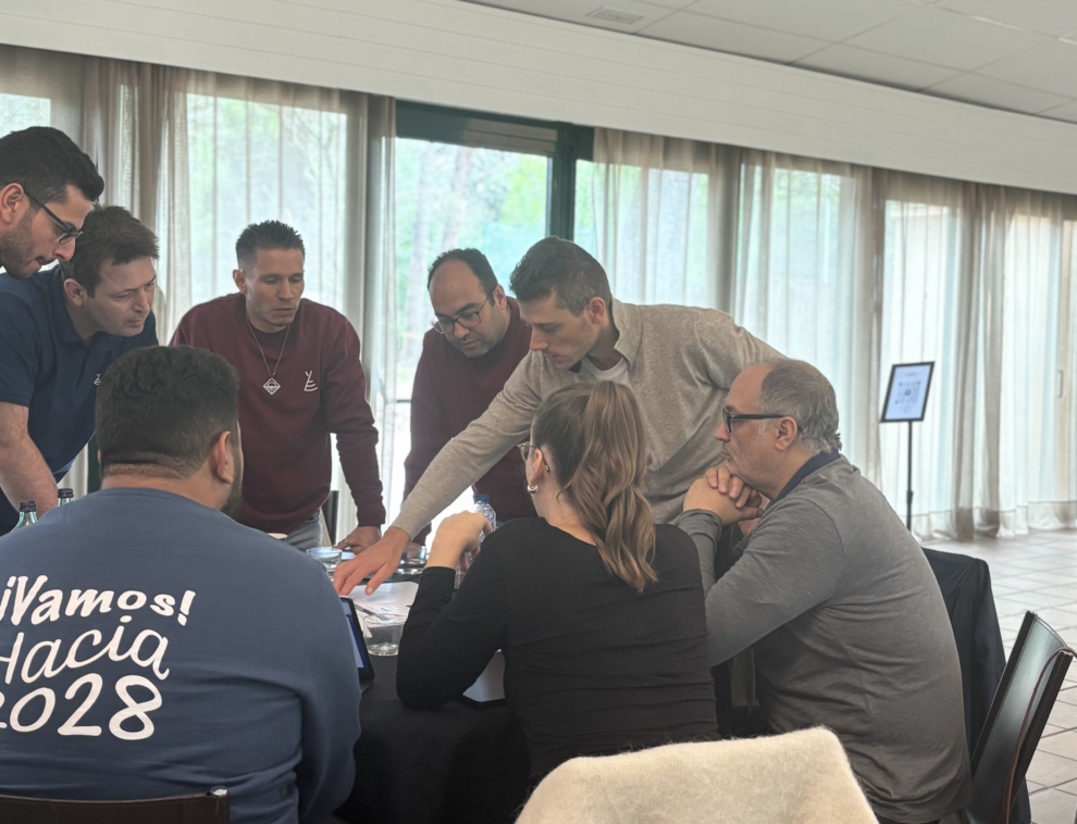 L'équipe de développement de Twipi Group réunie autour d'une table de travail.