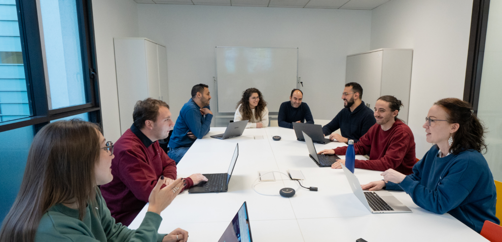 L'équipe produit de Twipi Group en réunion autour d'une table de conférence.