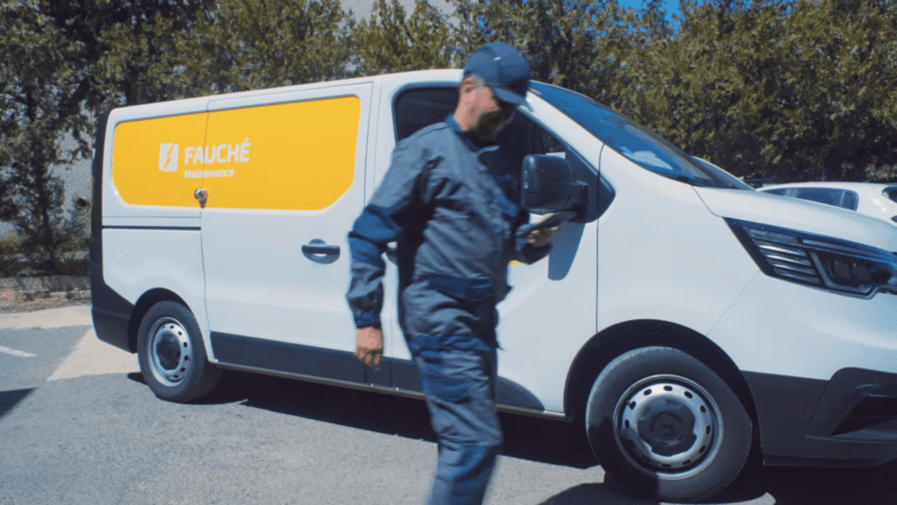 Technicien de maintenance devant un véhicule d'intervention Fauché Maintenance.