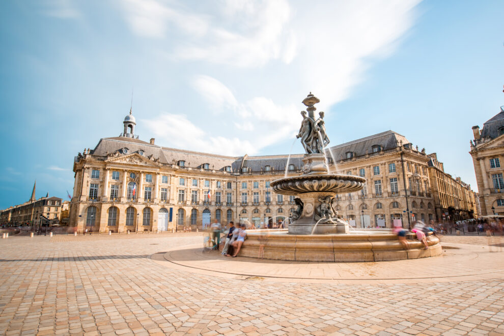 Place de la Bourse à Bordeaux avec la fontaine des Trois Grâces.