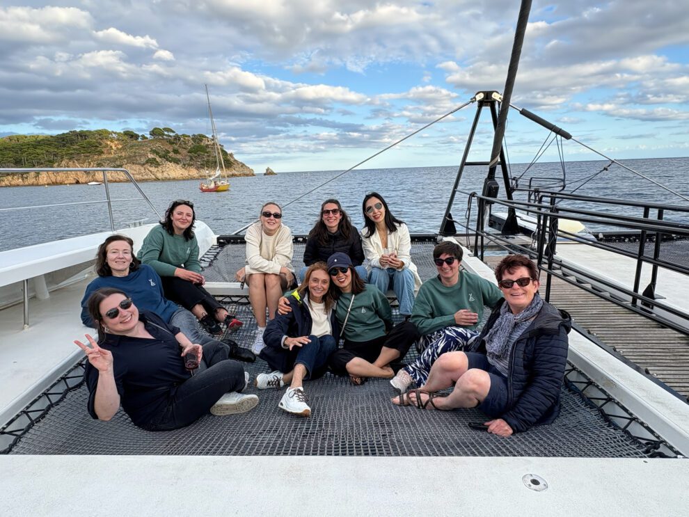 Nous rejoindre 21 Collaboratrices de Twipi Group réunies sur un catamaran lors d'un séminaire d'équipe.