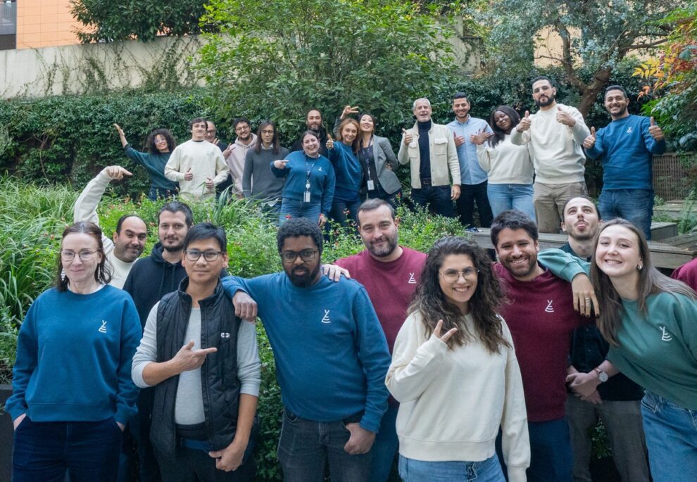 Nous rejoindre 19 L'équipe de Twipi Group réunie en extérieur, en sweat aux couleurs de l'entreprise.