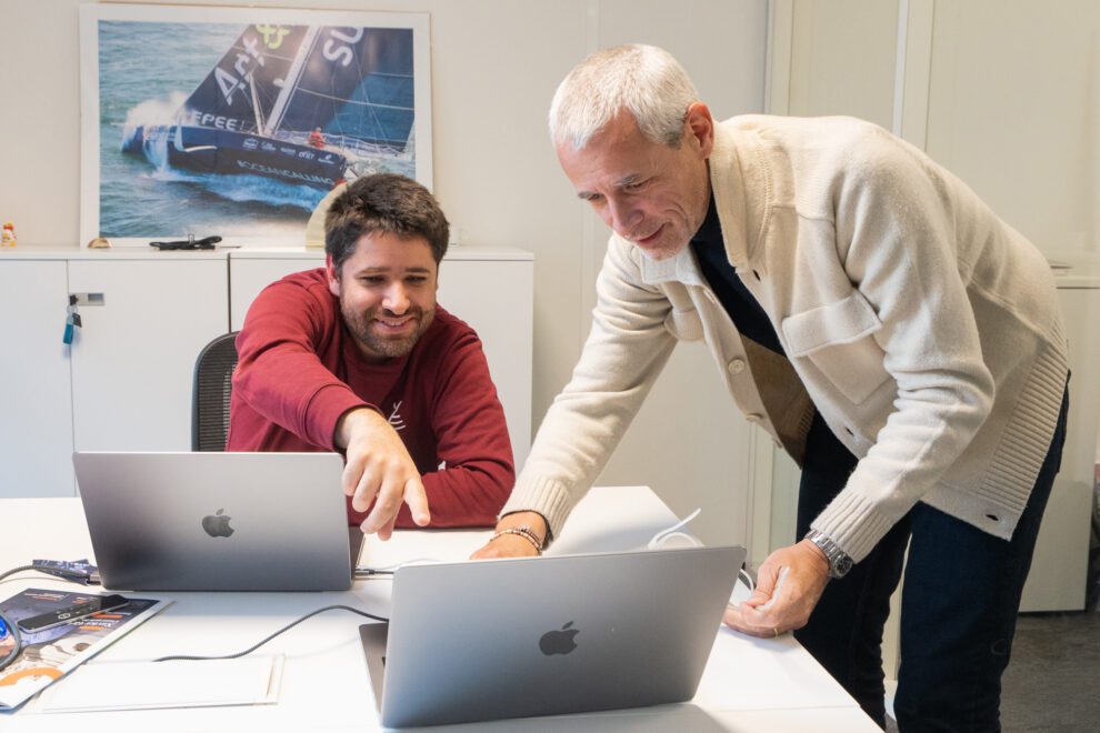 Nous rejoindre 7 Deux collaborateurs de Twipi Group travaillant ensemble sur leurs ordinateurs portables.