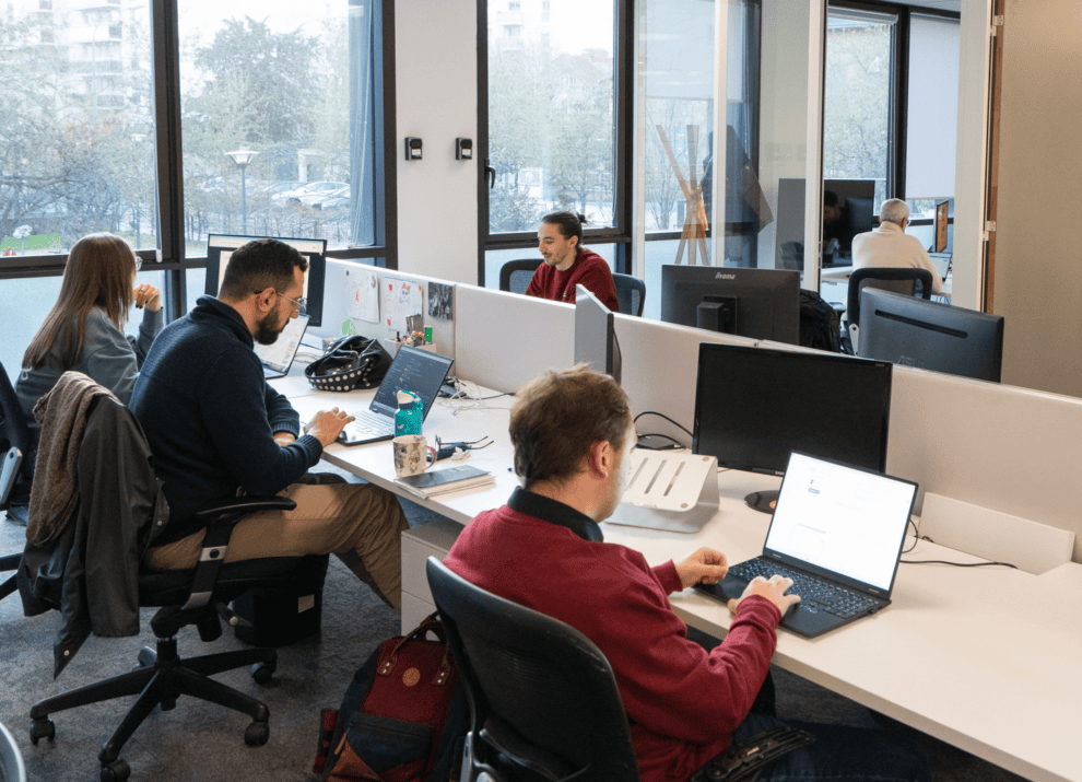Nous rejoindre 4 L'équipe de Twipi Group au travail dans un open space, sur ordinateurs.