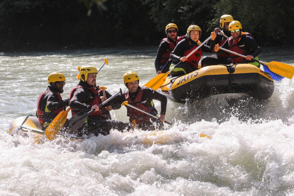 Nous rejoindre 20 L'équipe de Twipi Group en pleine descente de rafting lors d'un séminaire.